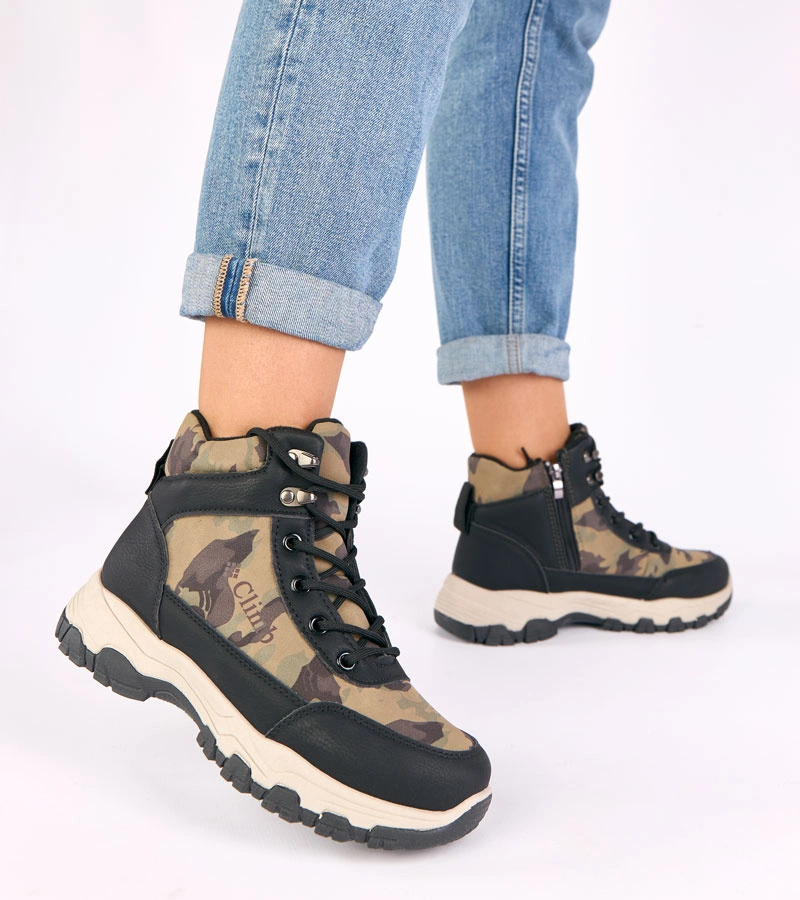 Černé trapery na platformě s maskáčovým motivem Louie