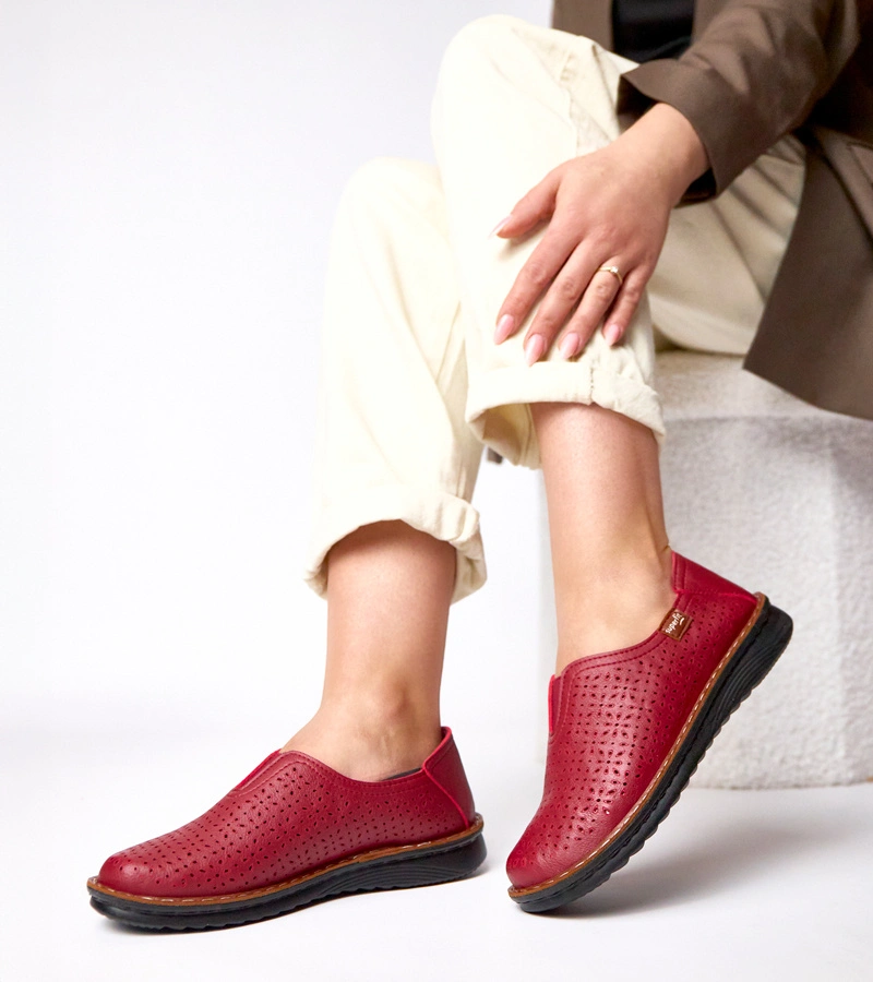 Vínové děrované nazouvací polobotky Rosa