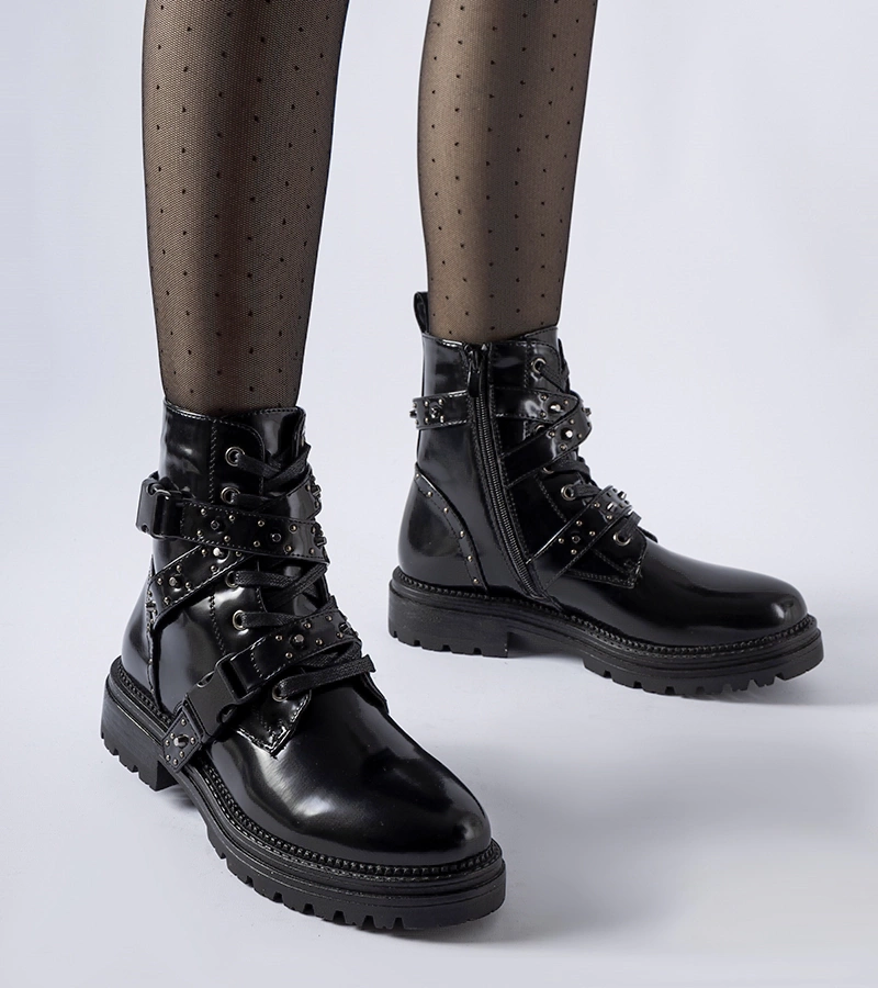 Černé lakové kotníčkové boty s nýty Hialeah