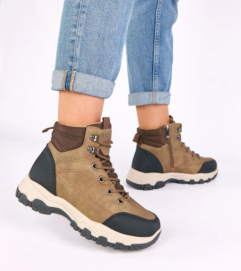 Tmavě béžové šněrovací boty na platformě zateplené kožíškem Briana