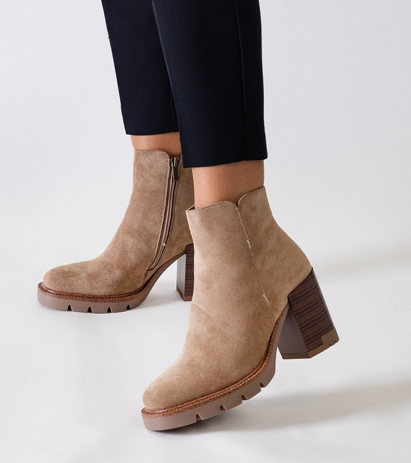 Beige kotníkové boty na sloupkovém podpatku s dřevěným motivem eko-zamsu Hamida.