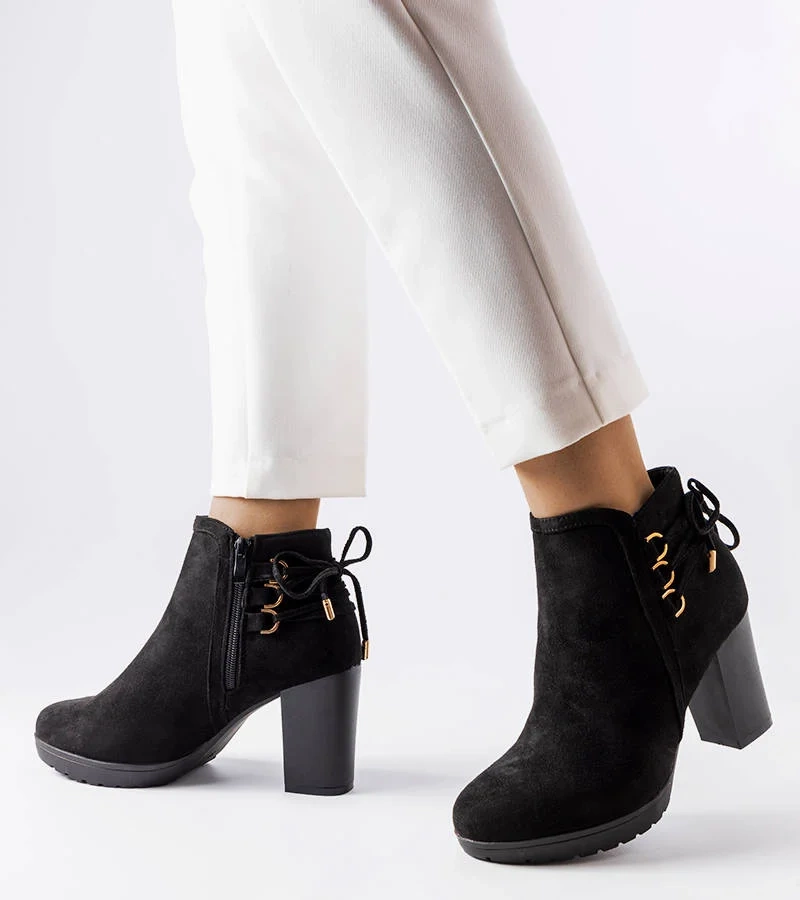 Černé semišové boty na podpatku Poule