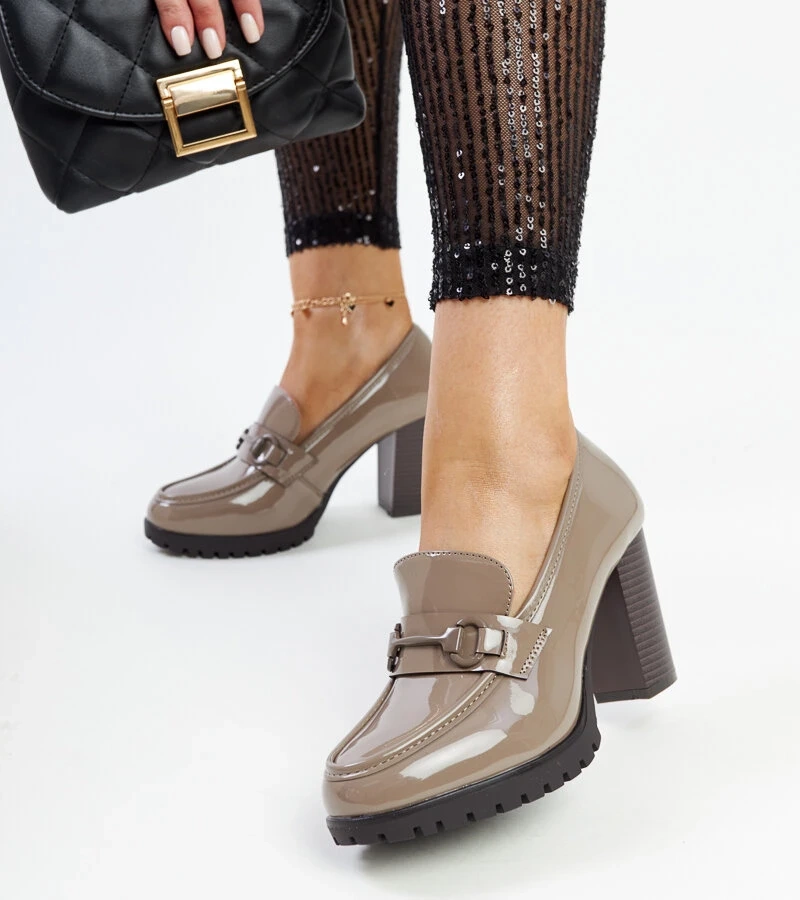 Šedé lakované lodičky na sloupku od Giacoma