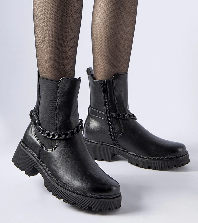Černé zateplené kotníčkové boty se řetězem Tiziano