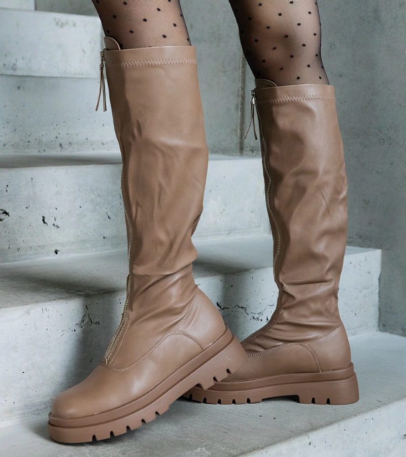 Hnědé kozačky z eko kůže na plochém podpatku zdobené zipem Hala