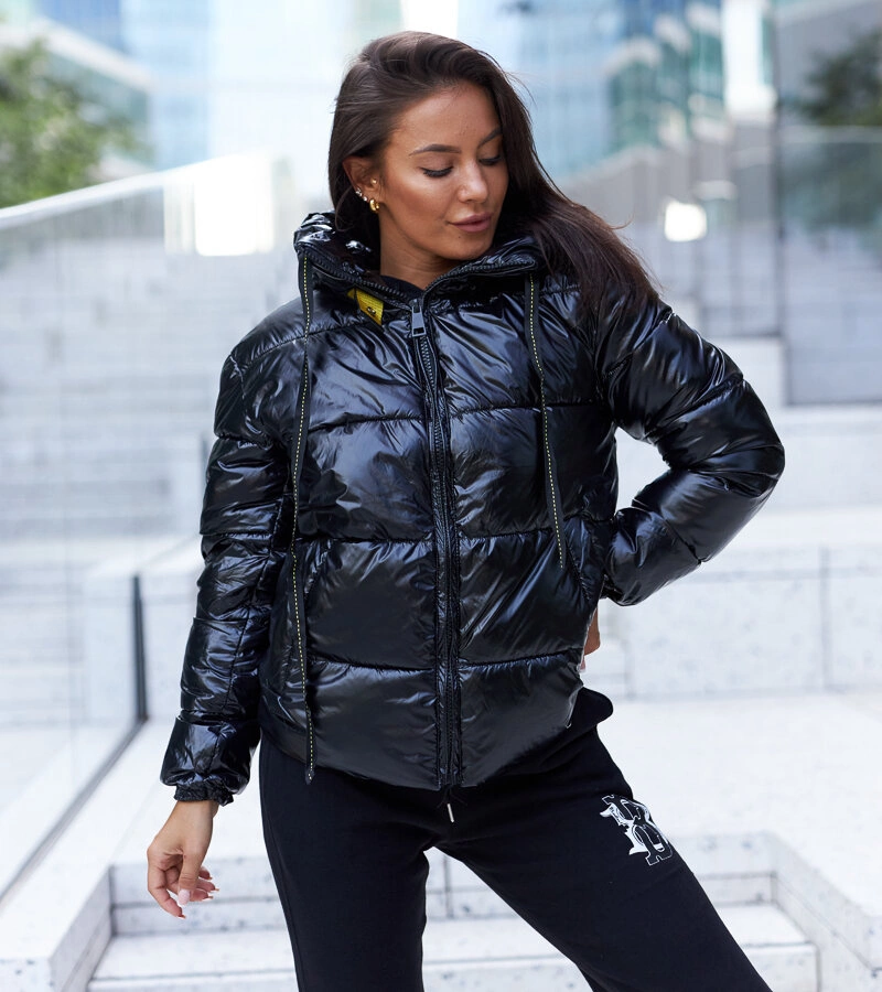 Černá bunda s utahovacím kapucí Totari