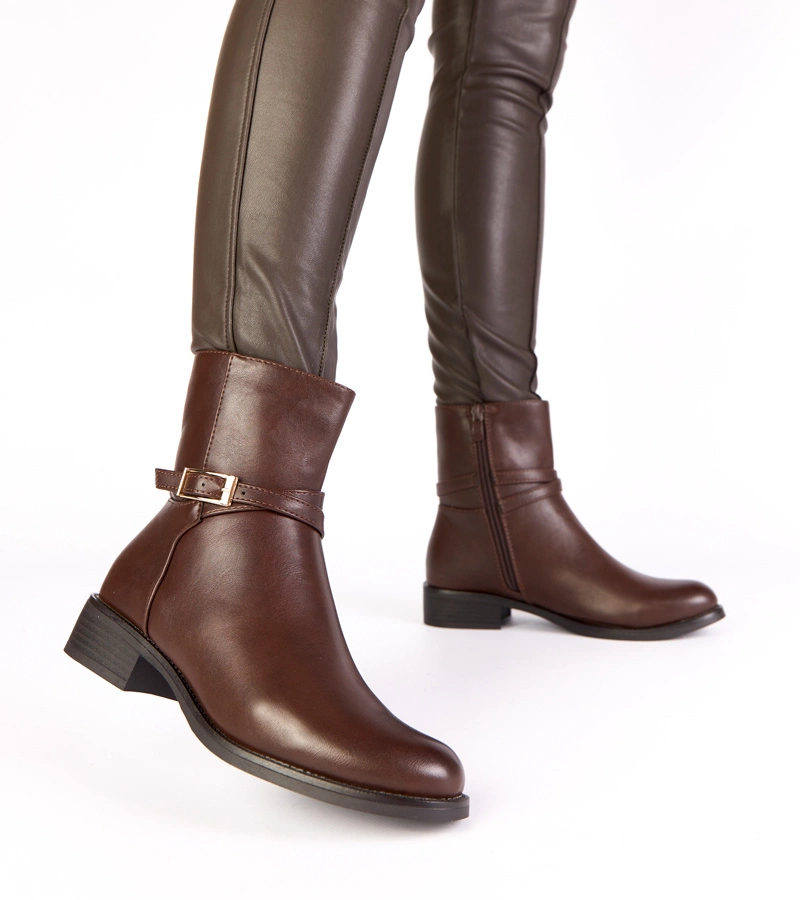 Hnědé kotníkové boty s přezkou a zámkem Zema