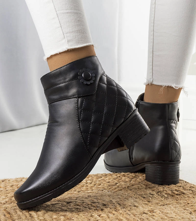 Černý boty izolovaný Larry