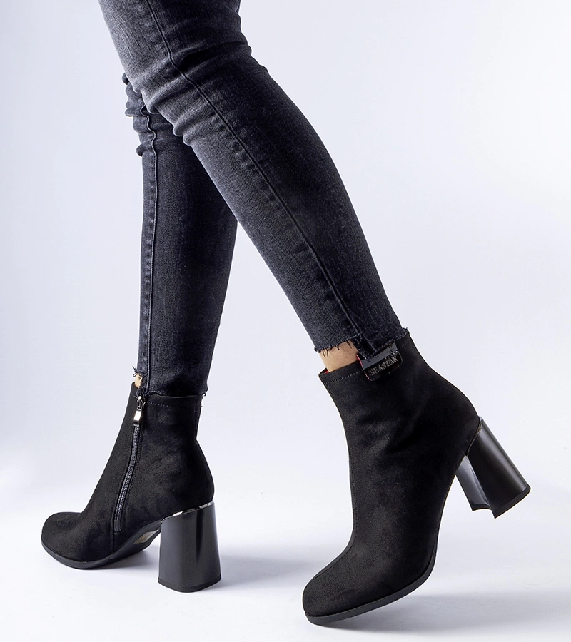 Černé elegantní kotníčkové boty na podpatku Serbadone