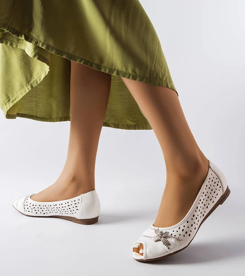 Ažurové bílé baleríny s mašlí Simpsville