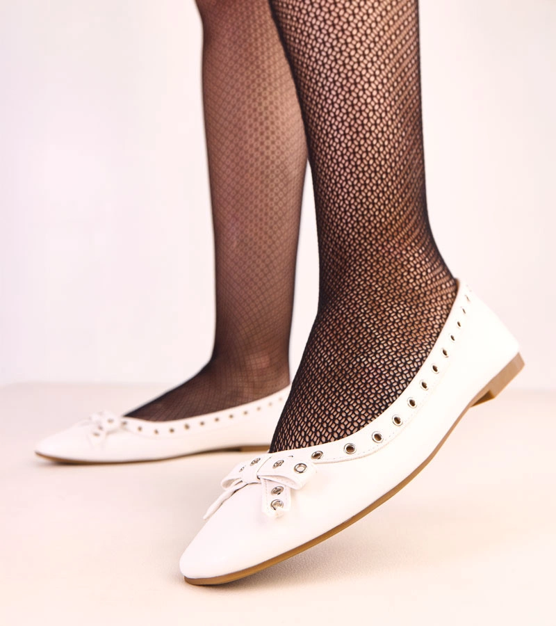 Bílé baleríny s ozdobnými očky a mašličkou Baisa