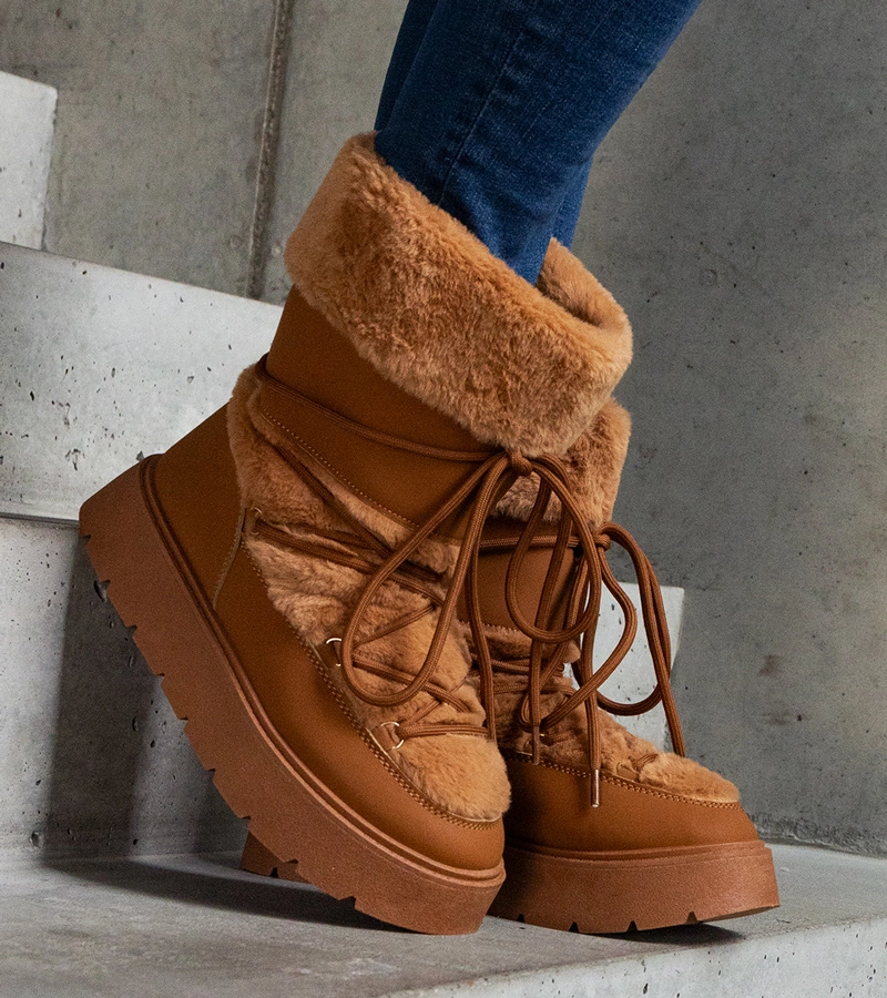 Hnědé zateplené šněrovací sněhule zdobené kožíškem Istiss