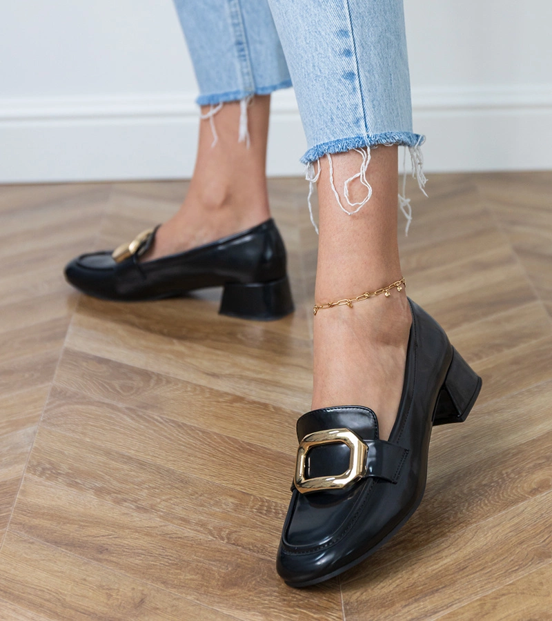 Černé dámské polobotky na nízkém podpatku se zlatou ozdobou Mareda