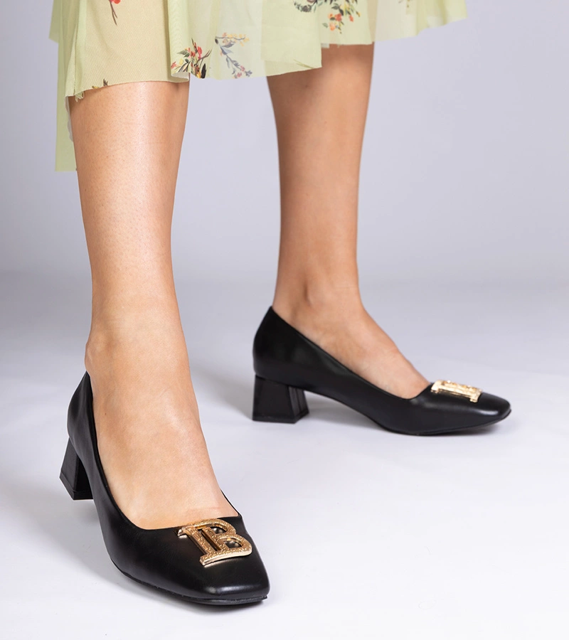 Černé lodičky na nízkém podpatku se zlatou ozdobou Kessadi