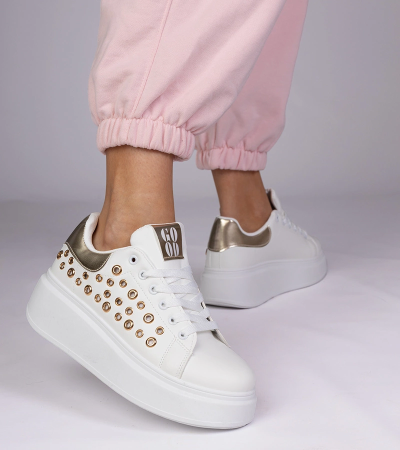 Bílé tenisky se zlatou vsadkou a cvoky Urlana