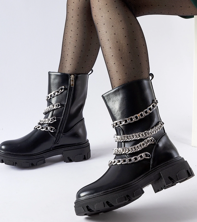Černé kotníkové boty s ozdobnými řetězy Bacco