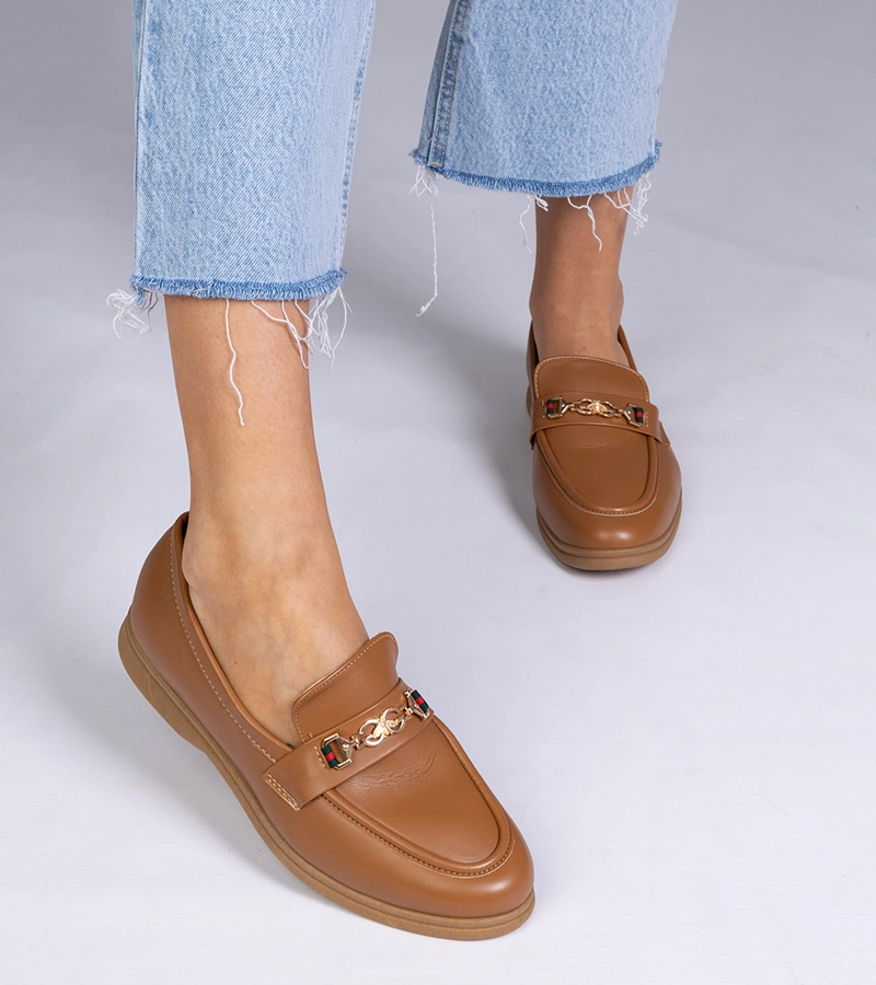 Tmavě hnědé mokasíny se zlatou ozdobou Feola