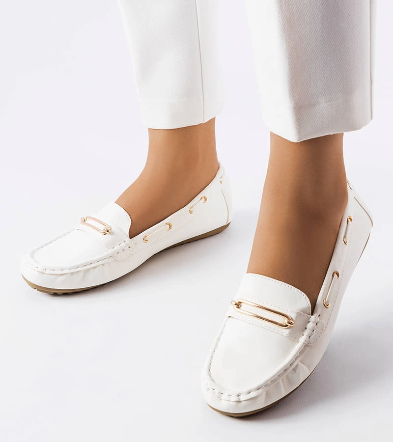 Bílé mokasíny zdobené aplikací Seattle