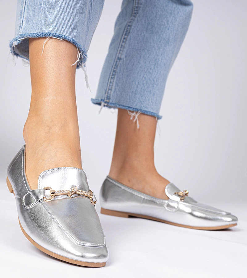 Stříbrné elegantní mokasíny se zlatou ozdobou a kamínky Kalisa