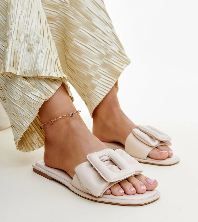 Bežové pantofle s přezkou Ganema