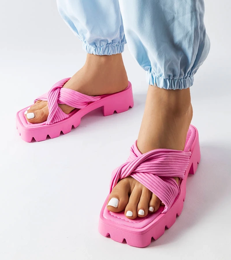 Růžové žabky na podrážce traktoru Dubé