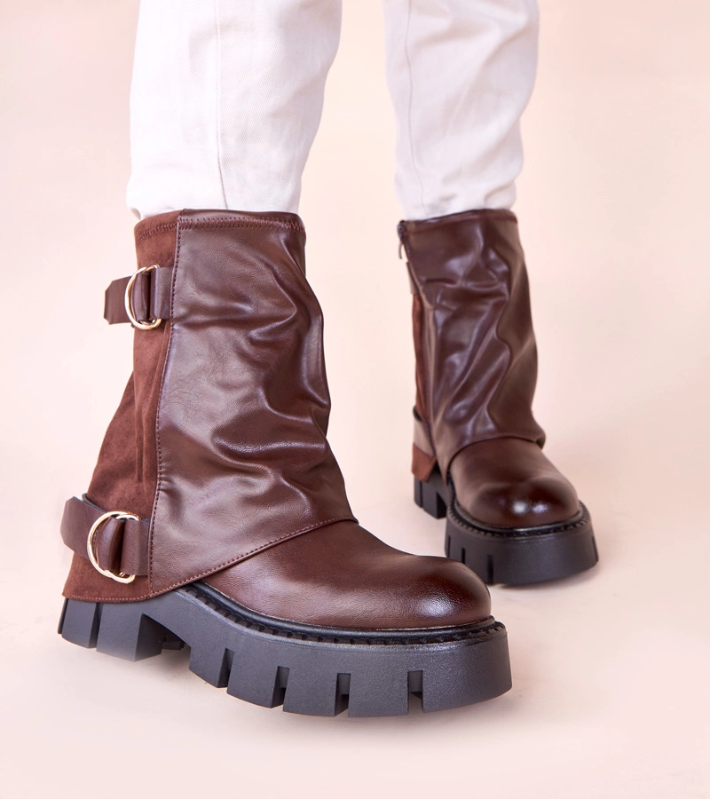 Hnědé kotníkové boty na platformě s ohrnutým svrškem Cenda