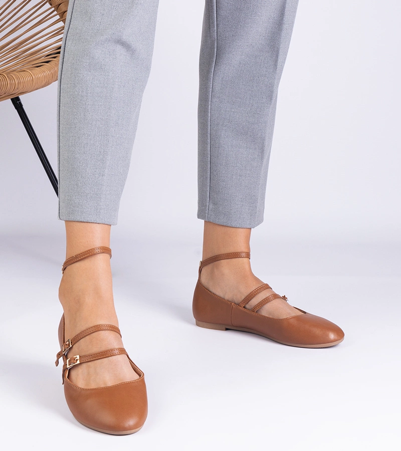 Hnědé balerínky z eko kůže s přezkami Vitoldora