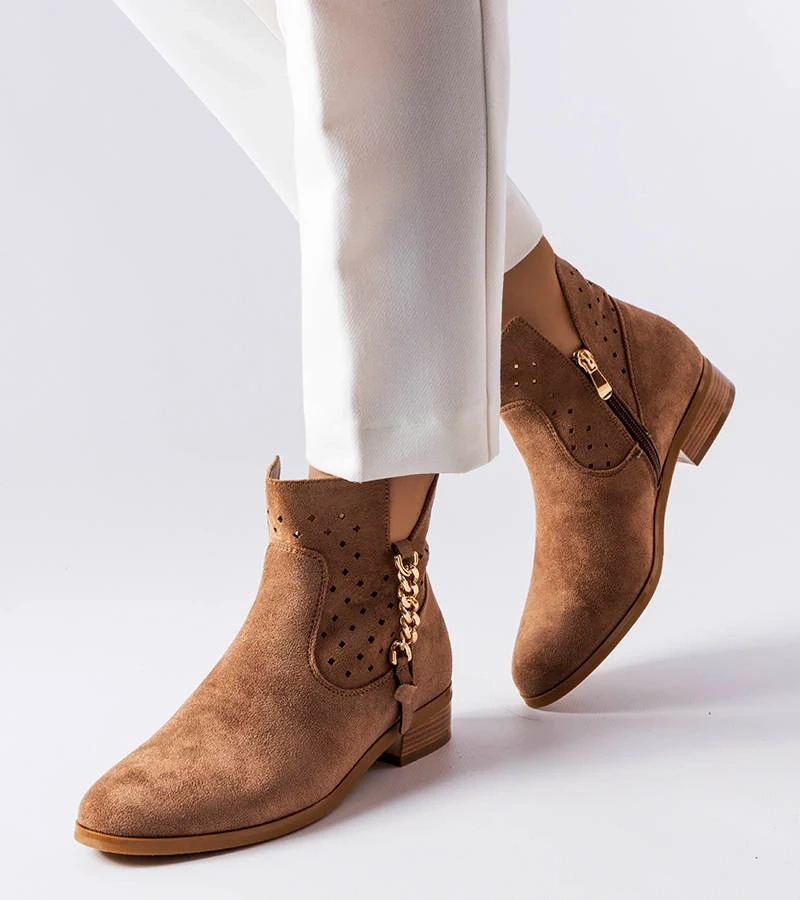 Béžové boty s ažurovými vložkami od Vinceza