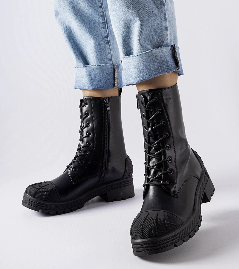 Černé tašky na silnější podrážce od Manara