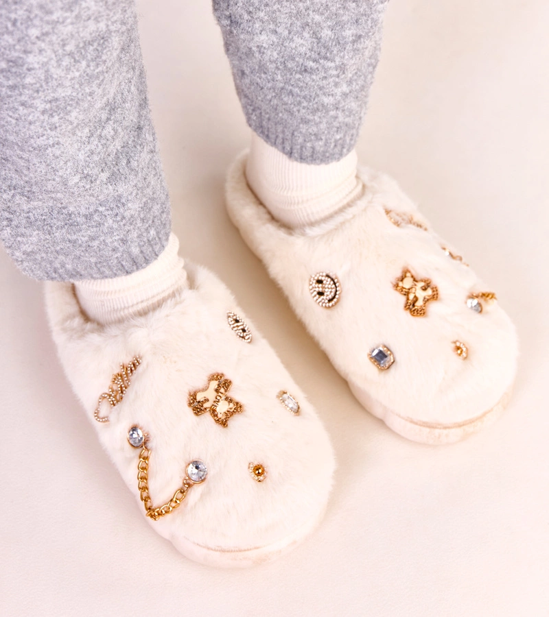 Bílé uzavřené pantofle s ozdobami Verdugo