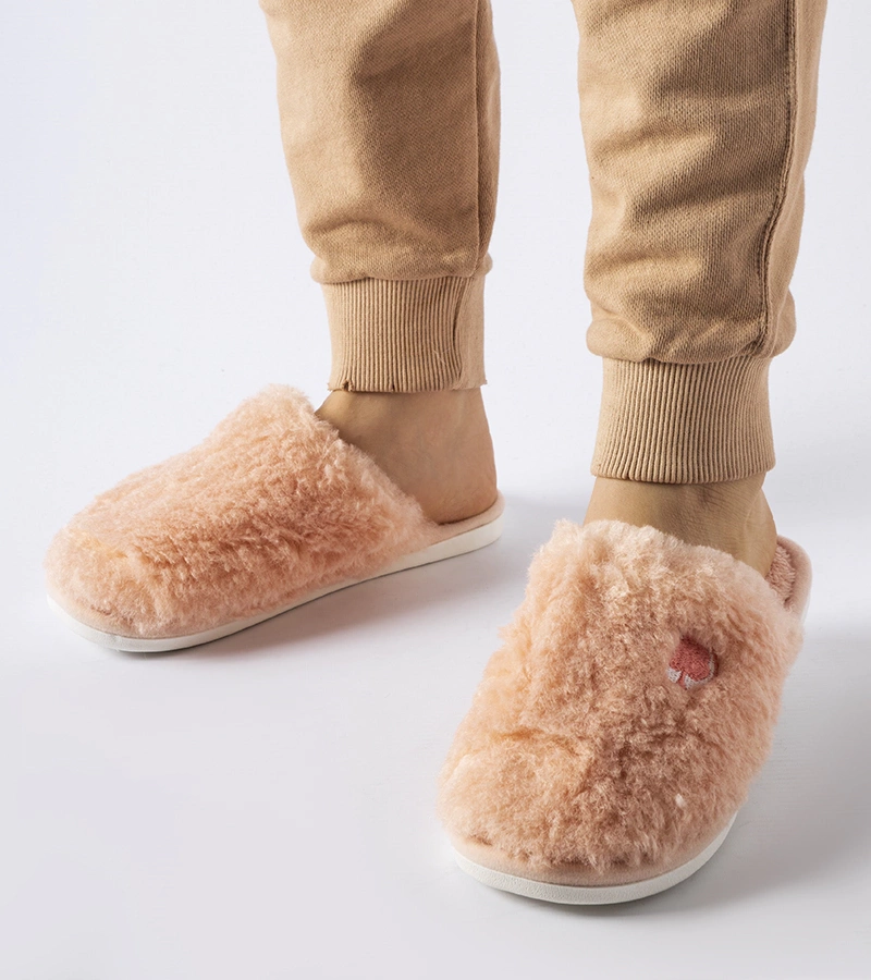 Růžové teplé pantofle s nášivkou Alessio