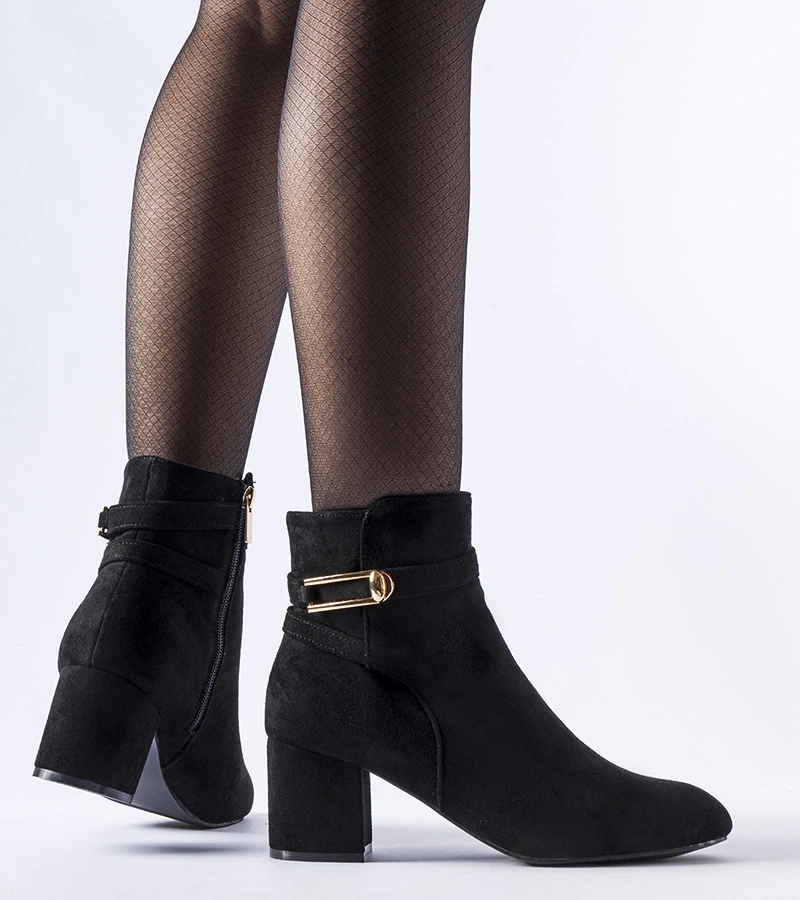 Černé kotníčkové boty s nízkým podpatkem a sponou Sesto