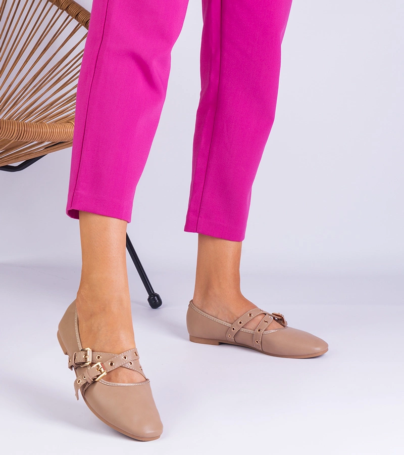 Béžové baleríny z eko kůže zdobené sponami Emmarino