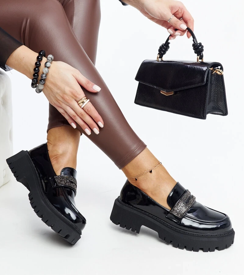 Černé mokasíny zdobené kubíky Leceta