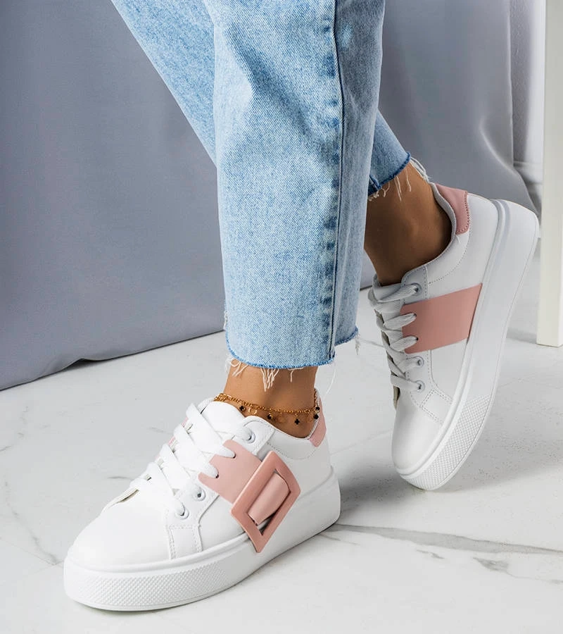 Bílé tenisky zdobené růžovou sponou Toni