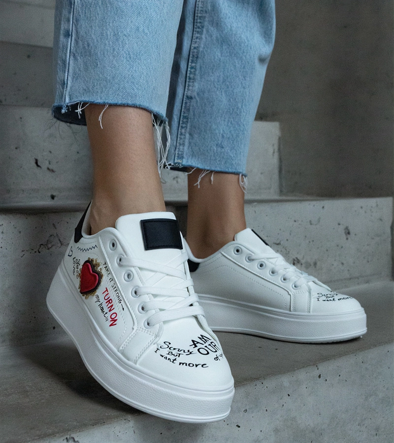 Bílé tenisky zdobené nášivkou a nápisy na platformě Etara