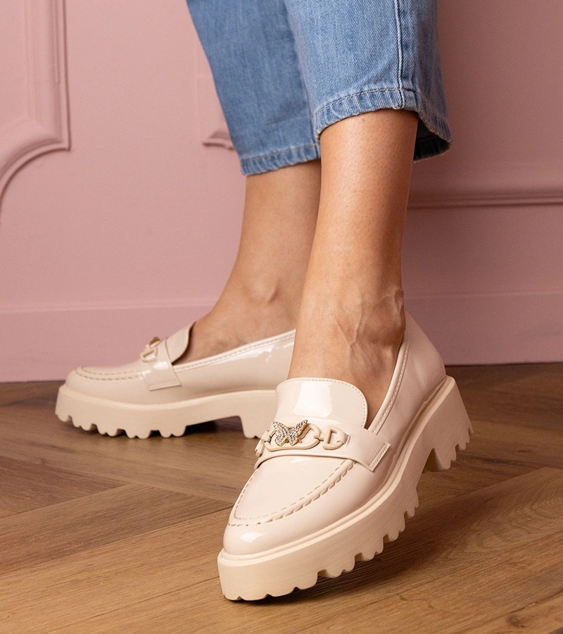 Béžové lakované mokasíny s motýlkem z kamínků Sanita