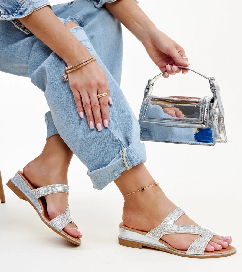 Stříbrné sandály na nízkém podpatku od Askera