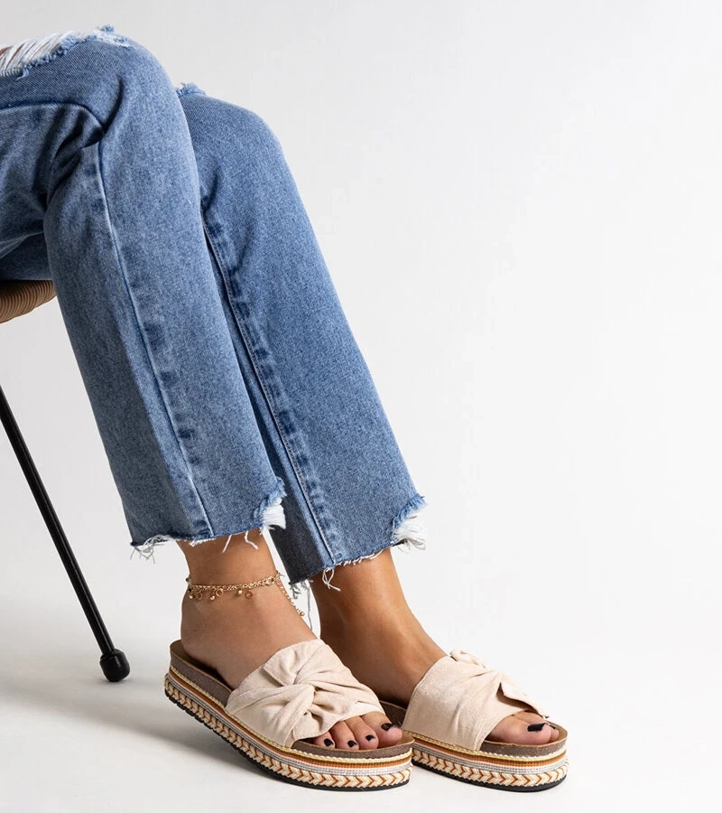 Masivní béžové pantofle s dekorativní podrážkou Nibalie