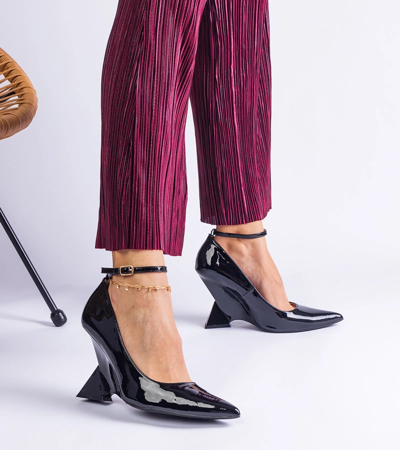 Černé lakované lodičky na klínku Florianda