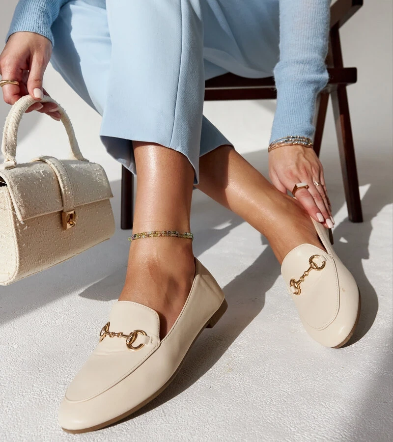 Bežové mokasíny s přezkou Erminia