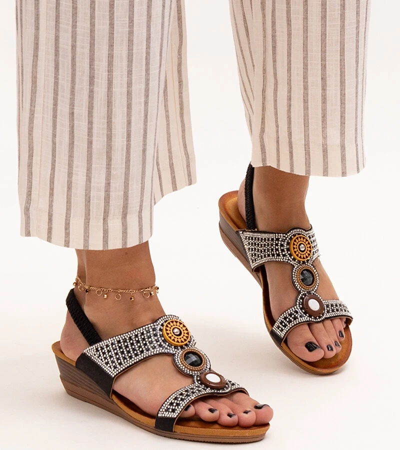 Lesklé sandály na nízkém podpatku Azeeza