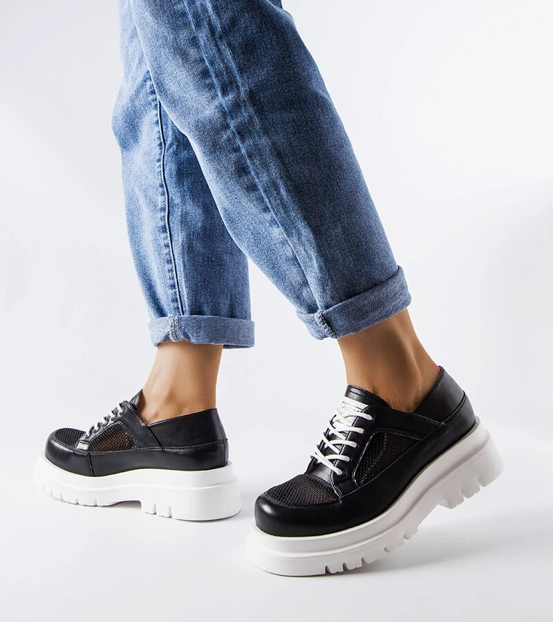 Černé prolamované pevné polobotky Tasmin