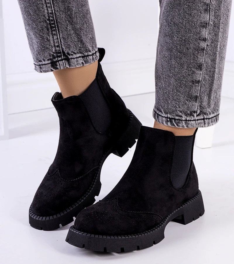 Černé pantofle na pevné podrážce Newsome