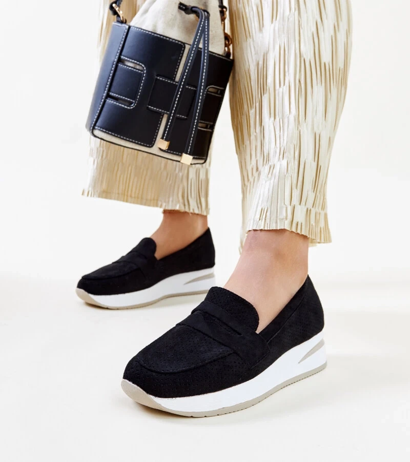 Černé perforované polobotky Muna