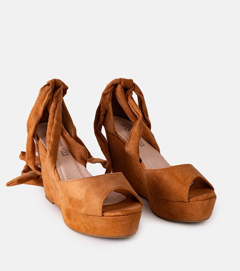 Hnědé kotníkové sandály Farahina vázané na platformě