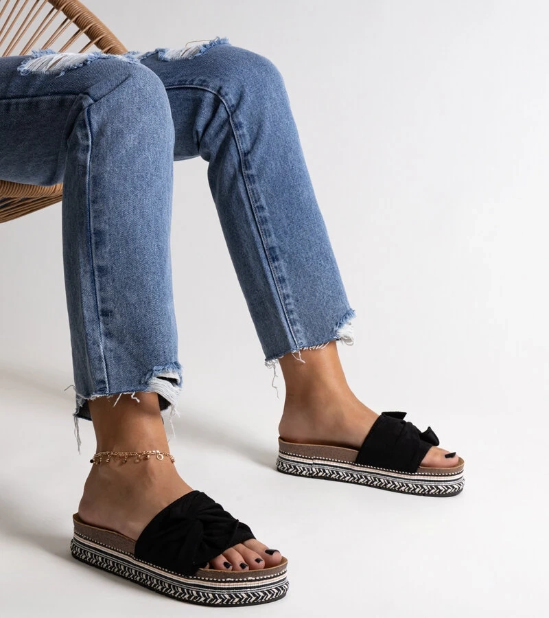 Masivní černé pantofle s dekorativní podrážkou Nibalie