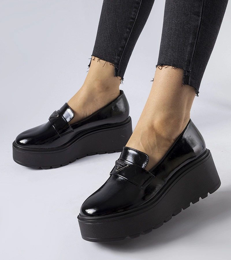 Černé lakované mokasíny na platformě Monra