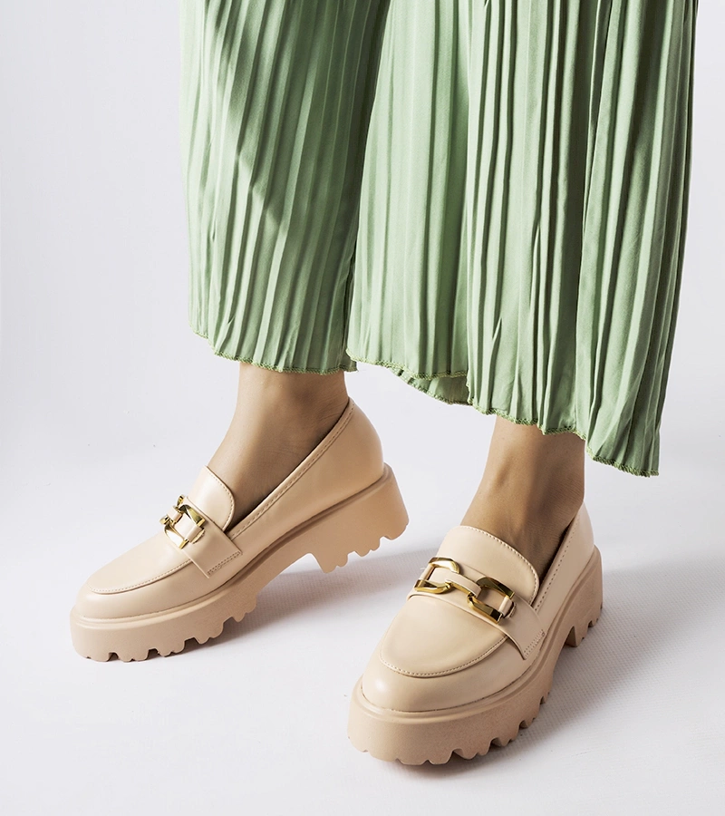 Bežové dámské mokasíny zdobené přezkou Piazzo