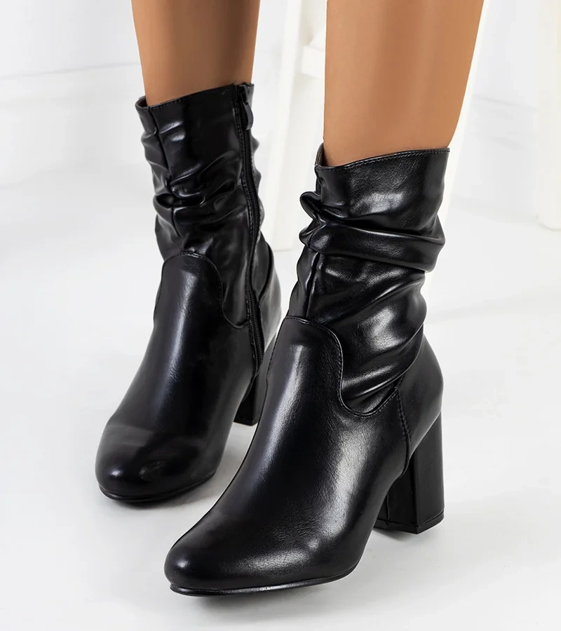 Černá boty na sloupku Hilda